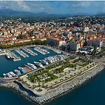 Daire T2 Neuf Centre Raphael Avec Terrasse Et Parking Gratuit, Pres De La Et Commerces! Saint-Raphaël