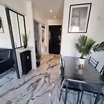 T2 Neuf Centre Raphael Avec Terrasse Et Parking Gratuit, Pres De La Et Commerces! *