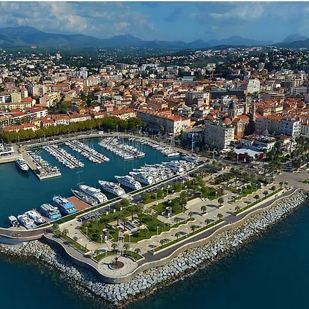 Apartment T2 Neuf Centre Raphael Avec Terrasse Et Parking Gratuit, Kit Linge Et Serviettes Offerts ,pres De La Et Commerces! Saint-Raphael (Var)